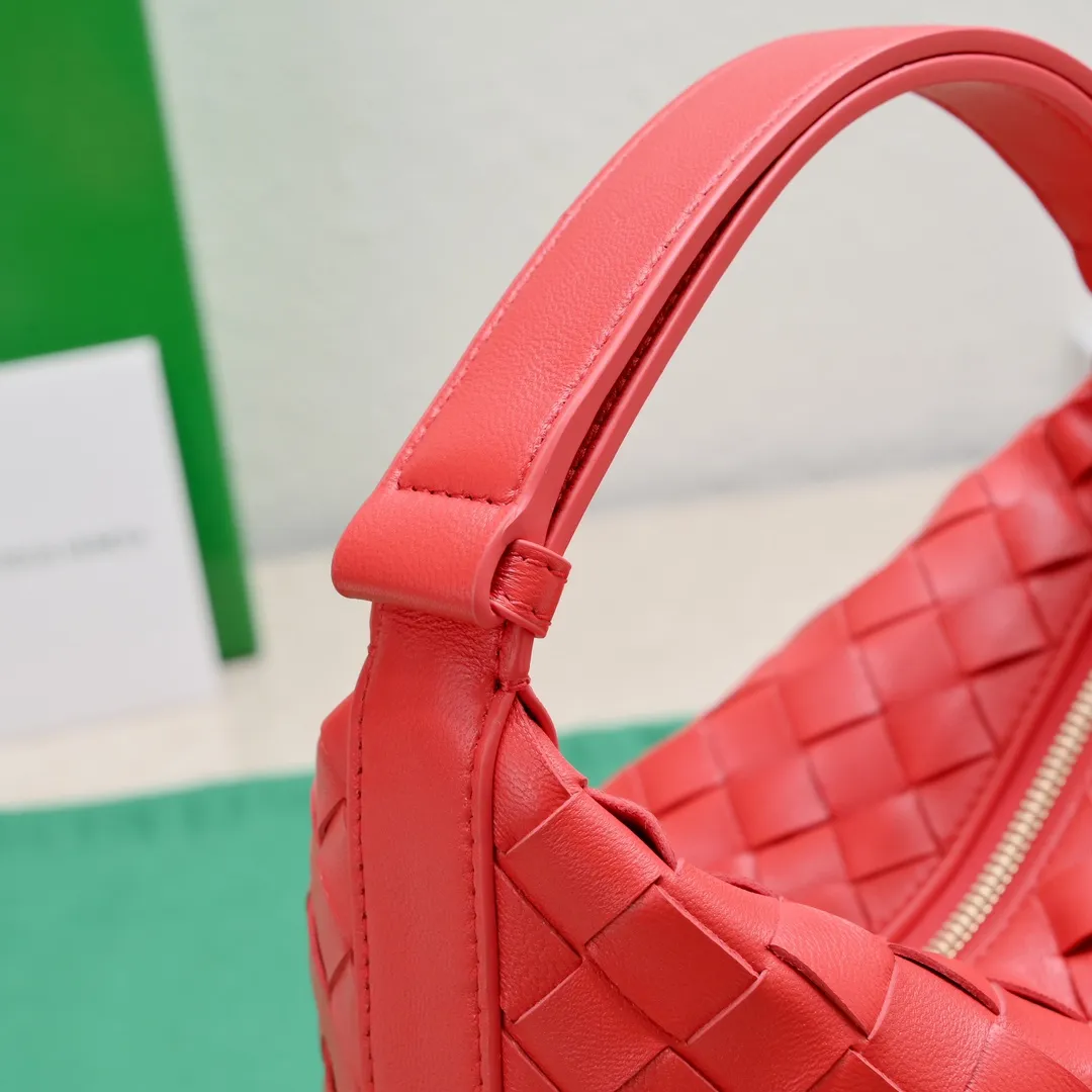 Batch 1360 #BvWallace Shoulder Lunch Bag 🔥 A lunch box bag that you can just grab and go. It is made of classic intrecciato weaving technology and reflects the craftsmanship of Bottega. The entire bag is made of top-grade happa lambskin. It is very soft and lightweight. The small bag shape is cute and exquisite. The interior capacity is also very large and can be carried under the arm. It is quite practical! The bottom of the bag is made of gold metal to prevent wear and tear. The details are really good! Choose this elegant commuting bag for Zaoba people~ Size: 22x13x9.5, model number; 7748#